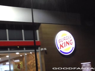 SEXO PUBLICO + BURGER KING+ SONIDO DE LLUVIA = MAMADA PERFECTA PORNHUB ZONE