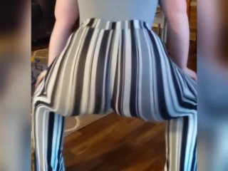 White Teen Shaking Her Booty - Joven Werita Moviendo El Culo