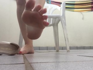 @tici_feet tici_feet IG tici_feet showing feet, dangling, spreading toes