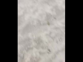 @tici_feet tici feet IG tici_feet walking on the beach using flip flops