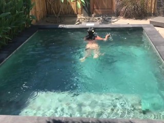 Vie privée : Les vacances de Lou : nue dans la piscine