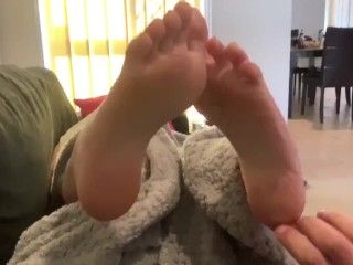 Tickling girlfriends tiny feet on the couch