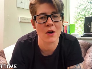 Cast of Award Winning 'Teenage Lesbian' Reunites & Masturbates Together