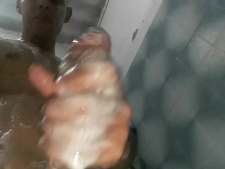 Una pajita en el baño