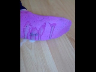 I cum on her Teen soles ( in sneakersocks)