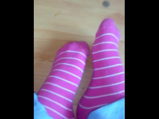 Teen Babe show me her cute feet in pink socks