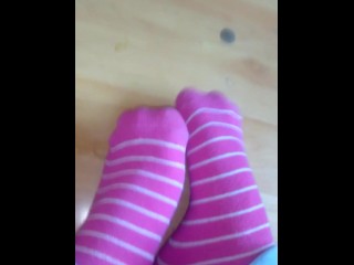 Teen Babe show me her cute feet in pink socks