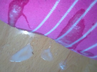 I cum horny on her  teen soles (she ist wearing pink socks)