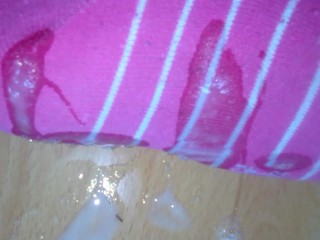 I cum horny on her  teen soles (she ist wearing pink socks)