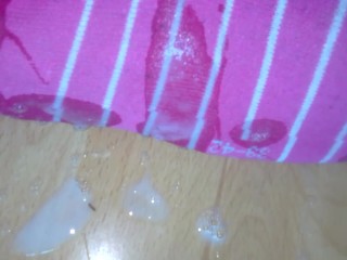 I cum horny on her  teen soles (she ist wearing pink socks)