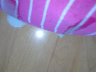 I cum horny on her  teen soles (she ist wearing pink socks)