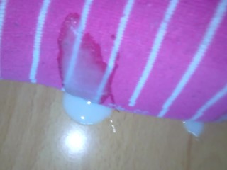 I cum horny on her  teen soles (she ist wearing pink socks)