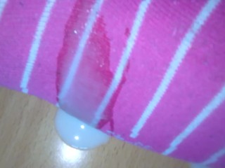 I cum horny on her  teen soles (she ist wearing pink socks)