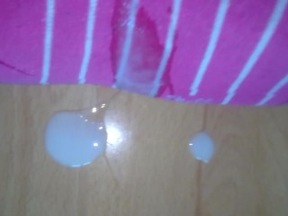 I cum horny on her  teen soles (she ist wearing pink socks)