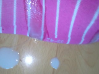 I cum horny on her  teen soles (she ist wearing pink socks)