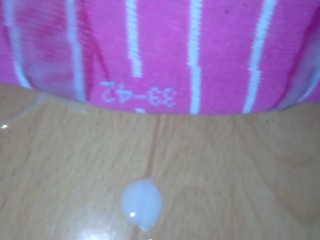 I cum horny on her  teen soles (she ist wearing pink socks)