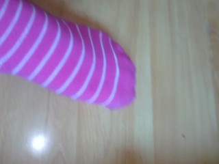I cum horny on her  teen soles (she ist wearing pink socks)