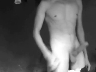 Chico caliente se desnuda ante la camara