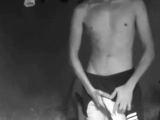 Chico caliente se desnuda ante la camara