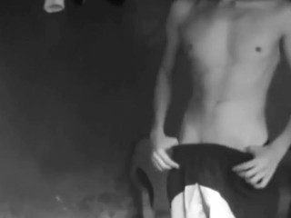 Chico caliente se desnuda ante la camara