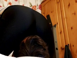Facesitting babe in spandex leggings needs a seat!! Femdom smothering!! Facechair!!