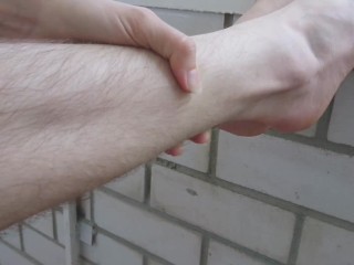 ГОСПОЖА ЗАСТАВЛЯЕТ СВОЮ СУЧКУ СЛИЗАТЬ СПЕРМУ ЕБАРЯ С ПУШИСТЫХ НОЖЕК