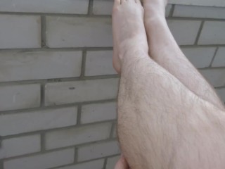 ГОСПОЖА ЗАСТАВЛЯЕТ СВОЮ СУЧКУ СЛИЗАТЬ СПЕРМУ ЕБАРЯ С ПУШИСТЫХ НОЖЕК