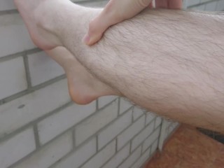 ГОСПОЖА ЗАСТАВЛЯЕТ СВОЮ СУЧКУ СЛИЗАТЬ СПЕРМУ ЕБАРЯ С ПУШИСТЫХ НОЖЕК