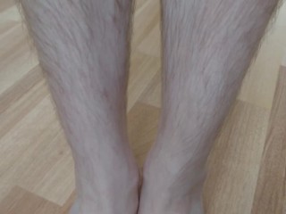 ГОСПОЖА ЗАСТАВЛЯЕТ СВОЮ СУЧКУ СЛИЗАТЬ СПЕРМУ ЕБАРЯ С ПУШИСТЫХ НОЖЕК