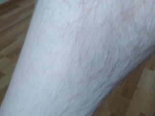 ГОСПОЖА ЗАСТАВЛЯЕТ СВОЮ СУЧКУ СЛИЗАТЬ СПЕРМУ ЕБАРЯ С ПУШИСТЫХ НОЖЕК