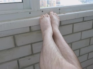 ГОСПОЖА ЗАСТАВЛЯЕТ СВОЮ СУЧКУ СЛИЗАТЬ СПЕРМУ ЕБАРЯ С ПУШИСТЫХ НОЖЕК