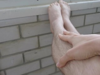 ГОСПОЖА ЗАСТАВЛЯЕТ СВОЮ СУЧКУ СЛИЗАТЬ СПЕРМУ ЕБАРЯ С ПУШИСТЫХ НОЖЕК