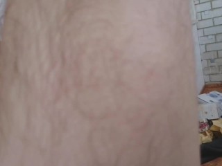 ГОСПОЖА ЗАСТАВЛЯЕТ СВОЮ СУЧКУ СЛИЗАТЬ СПЕРМУ ЕБАРЯ С ПУШИСТЫХ НОЖЕК