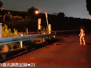 えみり 道路脇で全裸露出調教、たくさんのドライバーに見られまくり