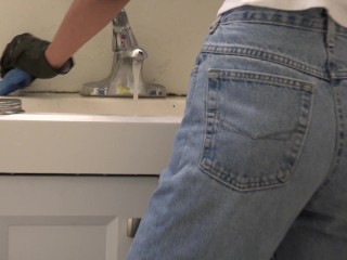 [Voyeur Cam] Germaphobe GF scrubs my bathroom during Covid 19