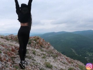 Hottie in leggings gets a fuck and a facial in the mountains