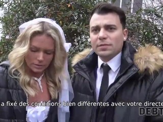 DEBT4k. Une femme salope trompe son mari pour de l'argent devant lui