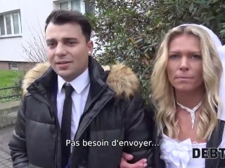 DEBT4k. Une femme salope trompe son mari pour de l'argent devant lui