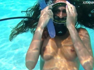 Nora Shmandora underwater dildo action