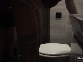 Камера в туалете сняла секс на вечеринке в ночном клубе