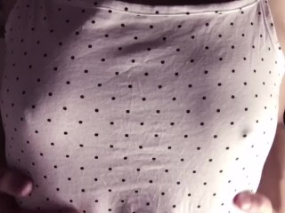 【じらしチクニー】ノーブラでリラックスしてたらムラムラしてちくびが勃ちました Japanese nipple masturbation touch on the clothe