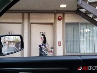 Inked up Mallory Maneater sucks cock in the car