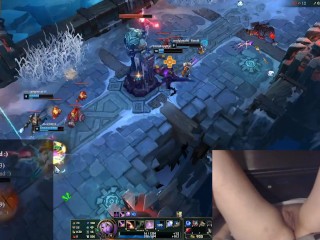 Girl playing League of Legends after over a month break