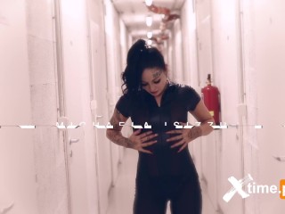 Teen Quinn Diamond dressina a fetish outfit showing her tits and pussy out