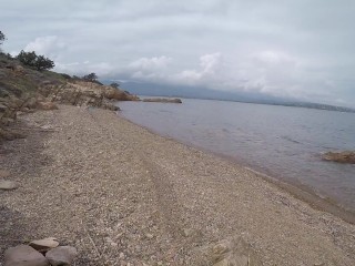 A la plage il se branle sur moi et m'éjacule sur les seins je me fini toute seule avec mes doigts