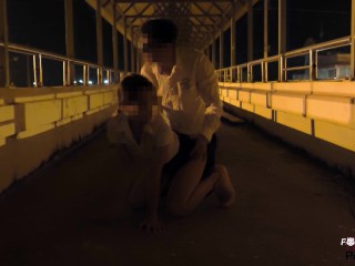 4k thai Fuck student on a footbridge at night. พานักศึกษากลับบ้านตอนดึก เงี่ยนเลยแวะเย็ดบนสะพาน