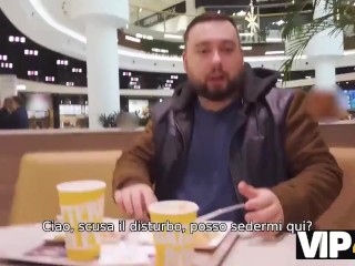 VIP4K. Un uomo incontra il dolce zenzero al centro commerciale e la scopa per soldi