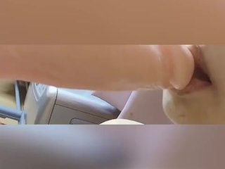 パイパンにディルドの先っちょぐちゅぐちゅ、「気持ちいっ」って叫んでイッちゃいました（素人、個人撮影、無修正）