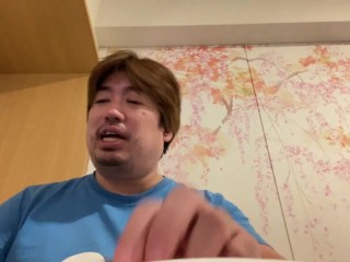 ひとりぼっちで食事をする36歳男性の様子