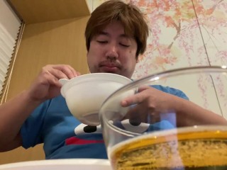 ひとりぼっちで食事をする36歳男性の様子
